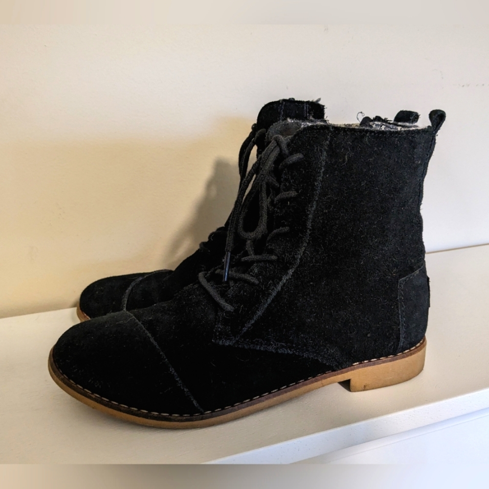 Tom’s Alpa Black Suede Ankle Bootie zip or lace Size 7